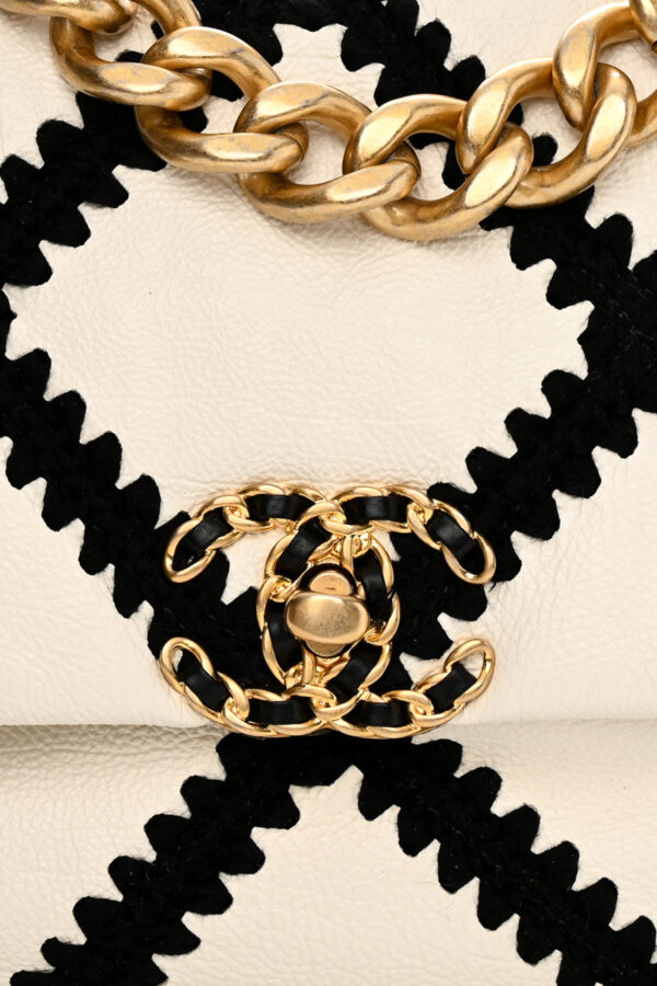 Chanel 19 Flap Bag - Image 4